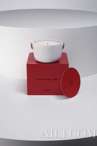 路易威登携手(RED)推出路易威登 | (RED)香氛蜡烛， 为抗击艾滋病贡献力量。
